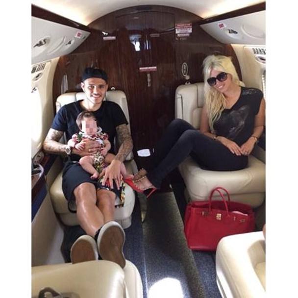 Con la piccola di famiglia, a bordo del jet che li ha portati alle Baleari (da Instagram)